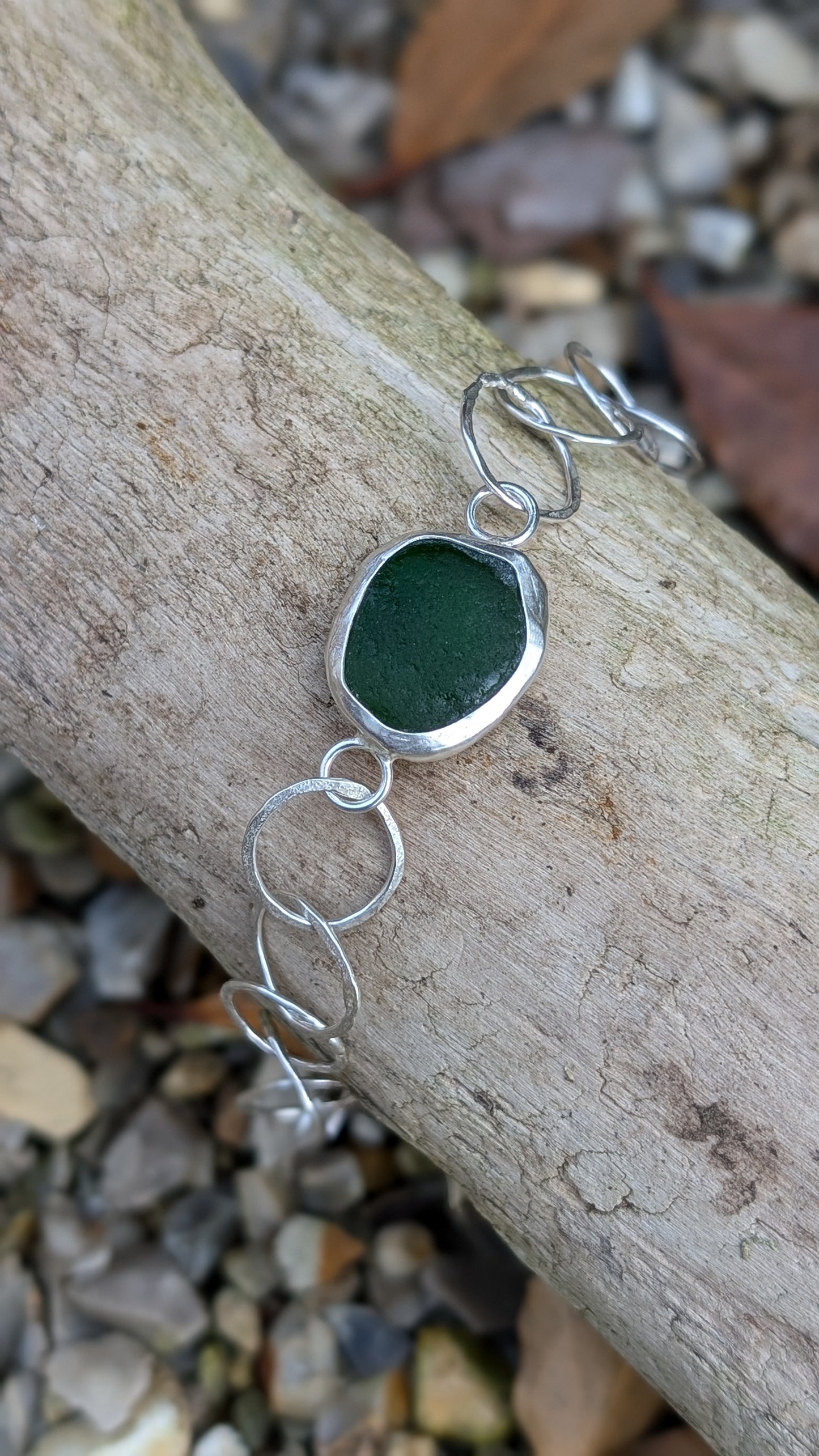 Hammered link sea glass bracelet (green)
