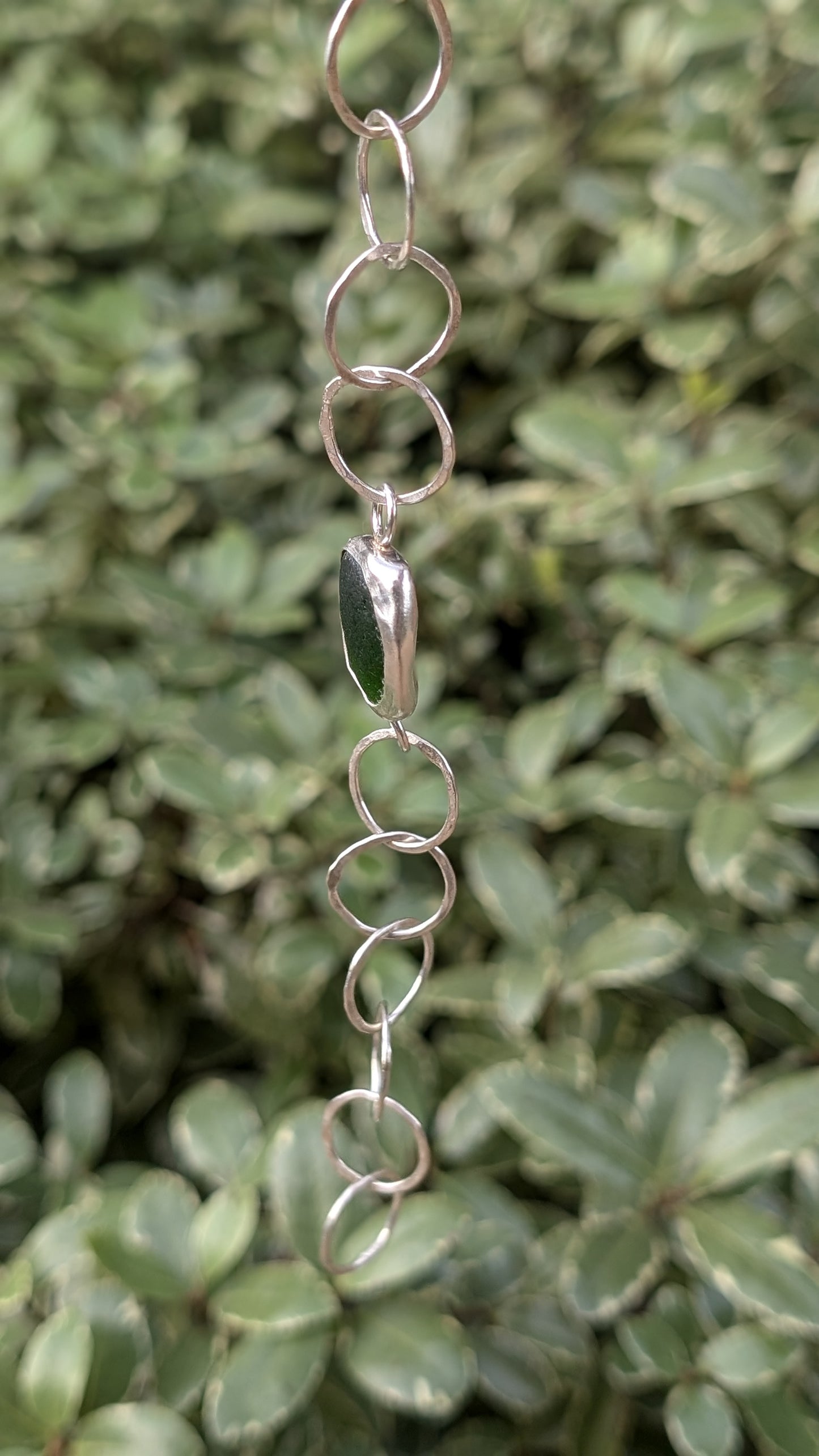 Hammered link sea glass bracelet (green)