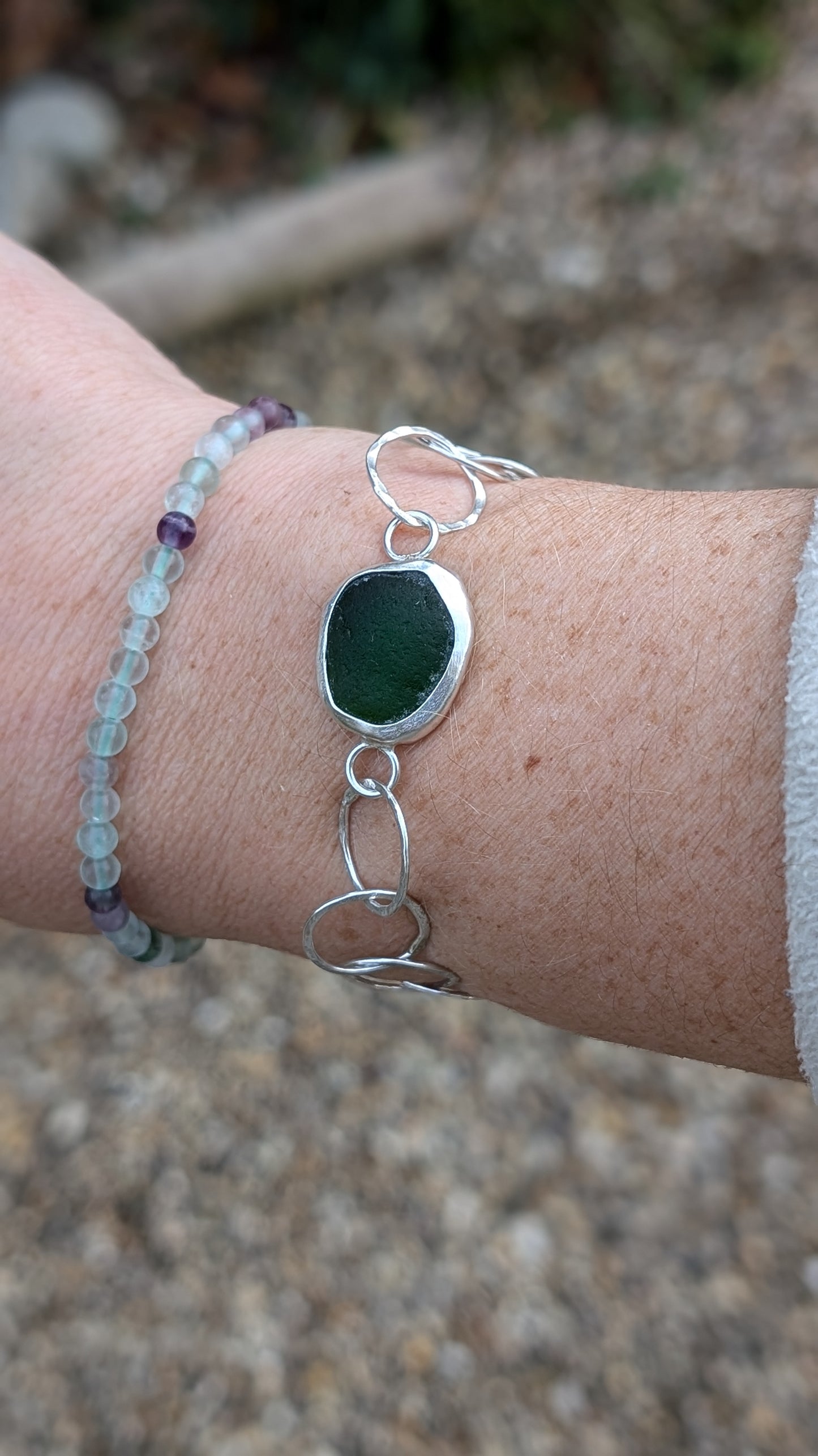 Hammered link sea glass bracelet (green)