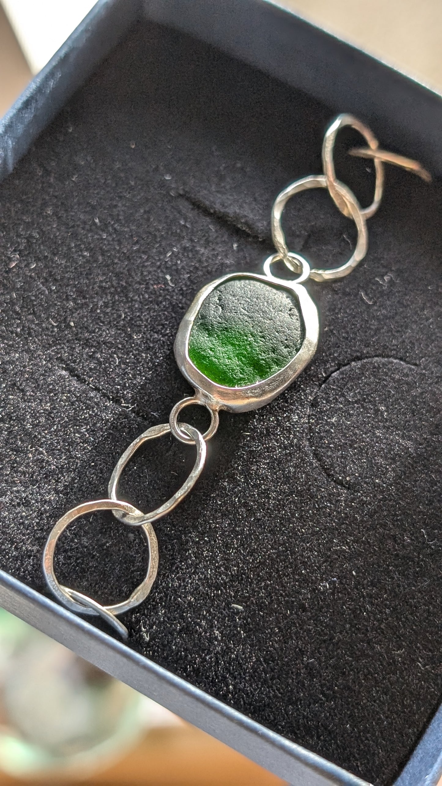 Hammered link sea glass bracelet (green)