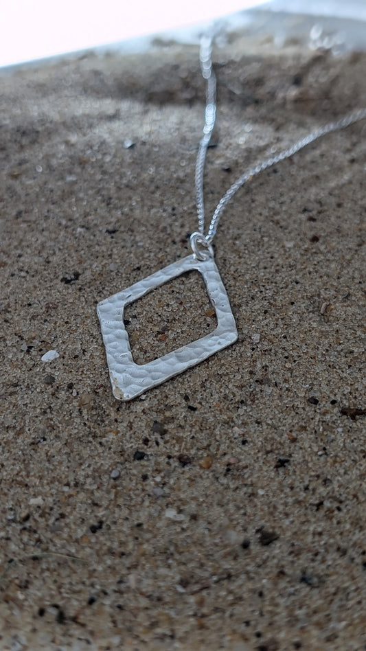 Dianond shaped hammered pendant with chain